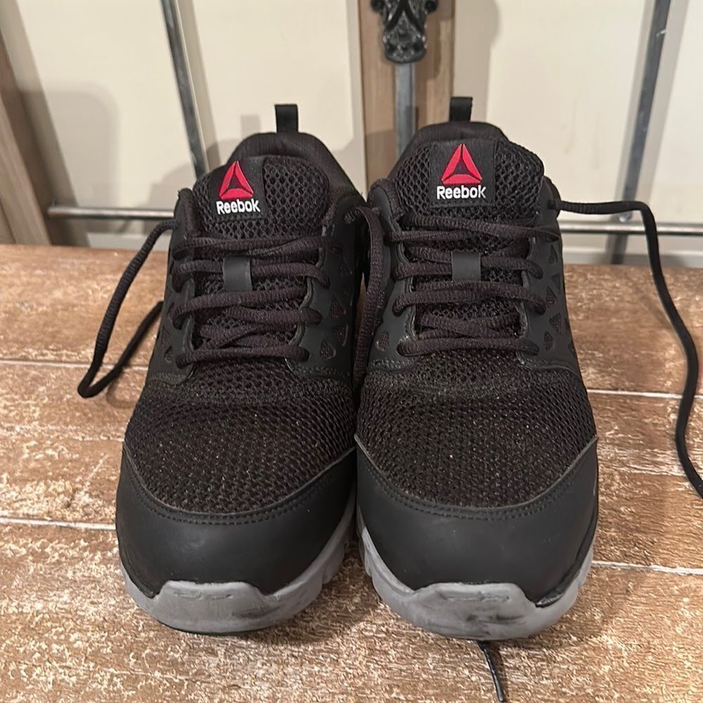 Reebok Alloy Toe . Like new condition men’s size 8     Women’s size 10 worn once